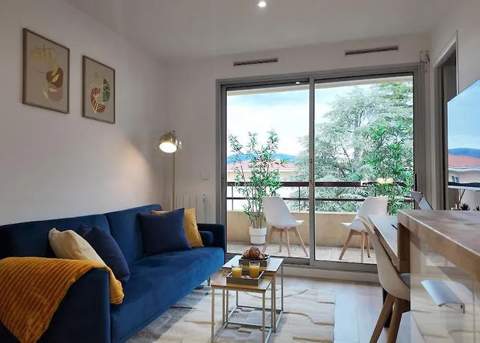 Panorama Riviera Vue Montagne Et Parking