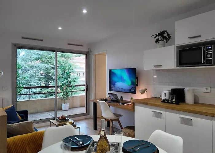 Panorama Riviera Vue Montagne Et Parking