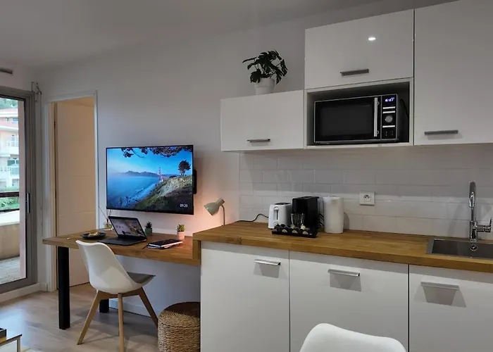 Panorama Riviera Vue Montagne Et Parking